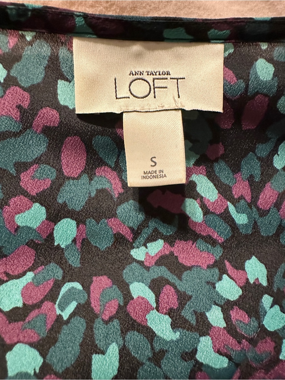 Ann Taylor Loft Women's Black Floral Print V-Neck Top - Picture 3 of 3